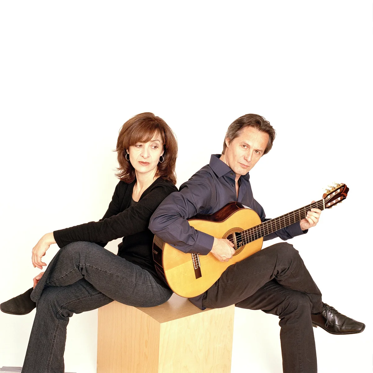 Man sieht Letizia Fiorenza und ihren Mann David Sautter mit der Gitarre.